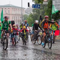 Гонка на велосипедах и автомобилях в Новосибирске